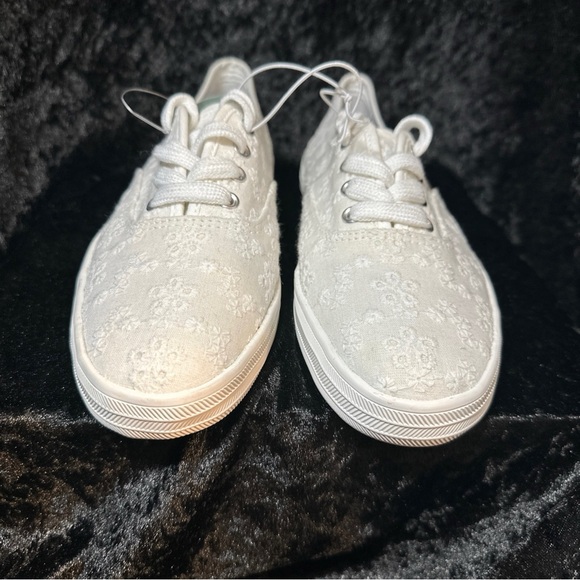 New Us Sports Women’s White Sneakers Size: 7 - Picture 6 of 10